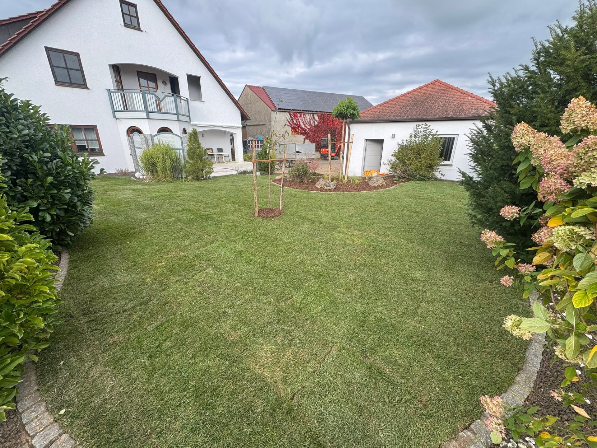 Grünanlage einer Wohnanlage mit gepflegtem Rasen und Baumbestand bei Nördlingen