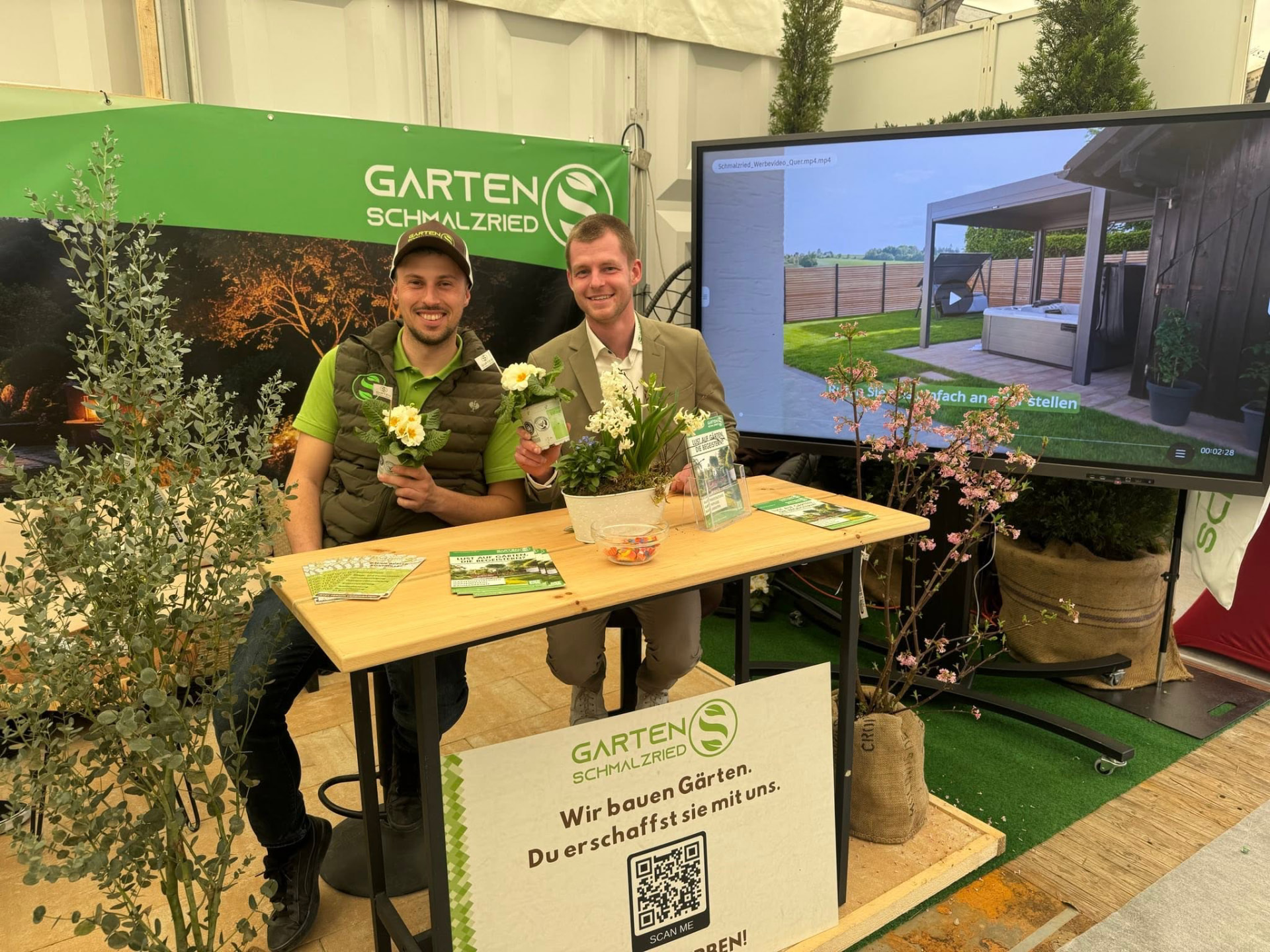 Mitarbeiter von Garten Schmalzried am Messestand mit Pflanzen und Beratung