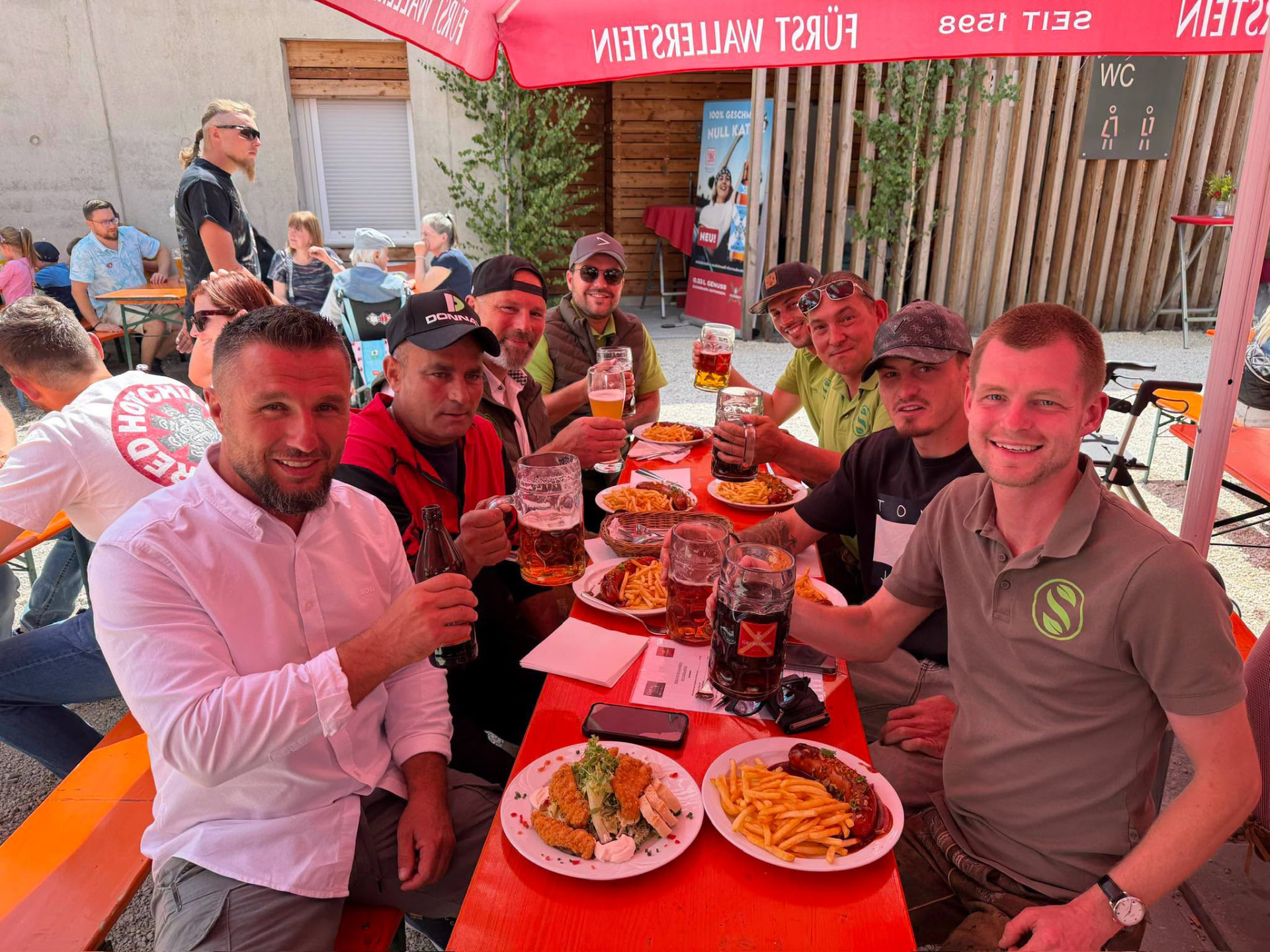 Team von Garten Schmalzried beim gemeinsamen Feierabend im Biergarten